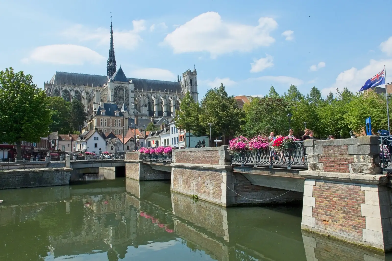 Cathédrale d'Amiens au-dessus d'un pont fleuri et d'un canal